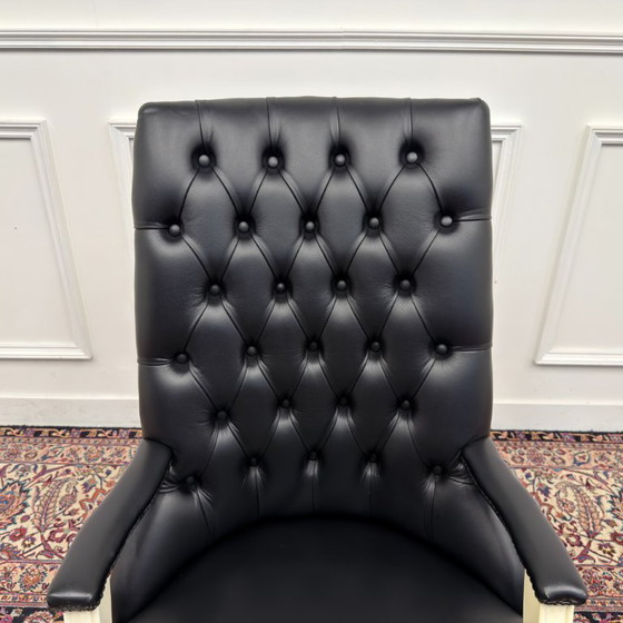 Großer Klassischer Englischer Weißer Chesterfield Bürostuhl – Bürostühle, Leder, Holz (photo 5 of 7)