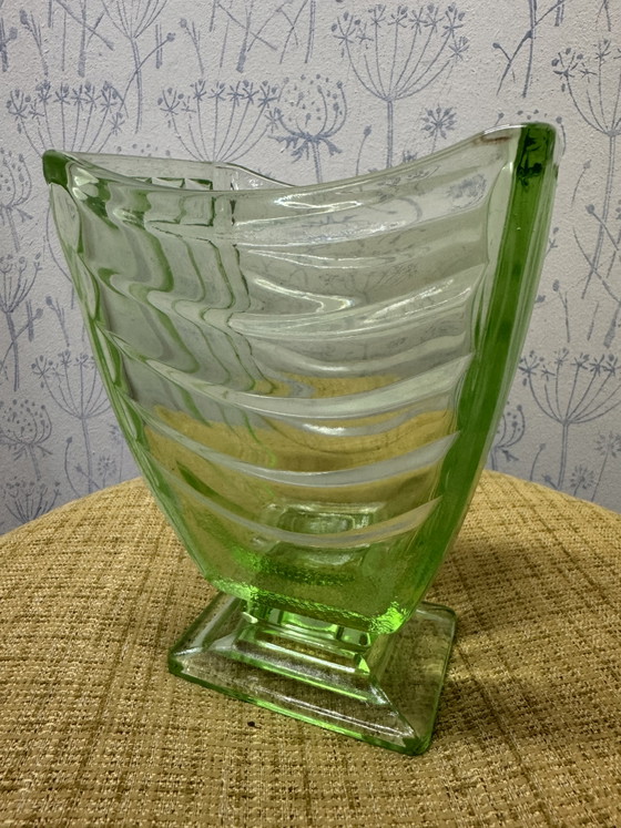 Image 1 of Vaso vintage in vetro verde Sowerby Press, stile Art Déco.