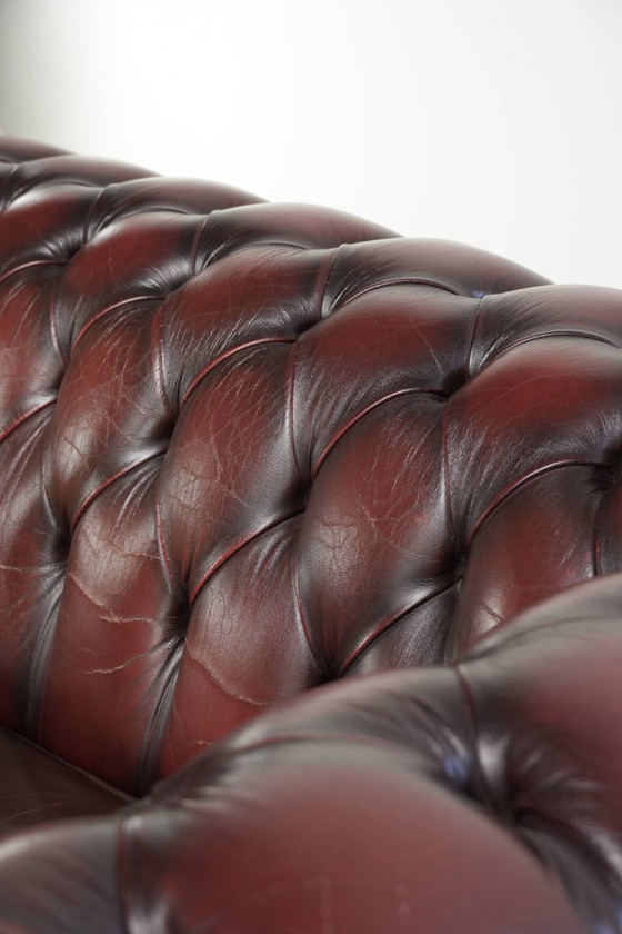 Sofá Chesterfield 2.5 plazas de cuero de buey rojo atemporal con una hermosa pátina – Sofás de 2 plazas (photo 13 of 13)