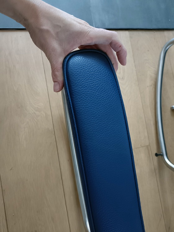 Image 1 of Poltrona relax in pelle blu.