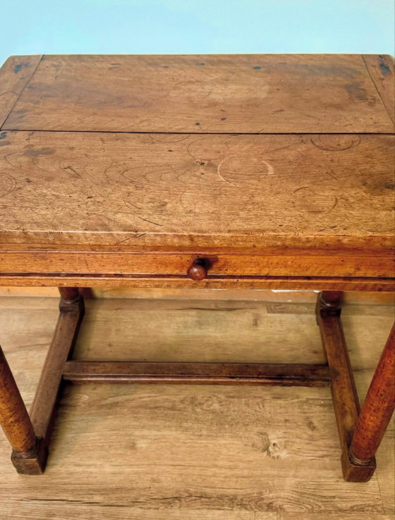 Image 1 of Antiker Beistelltisch aus Nussbaumholz mit Schublade.