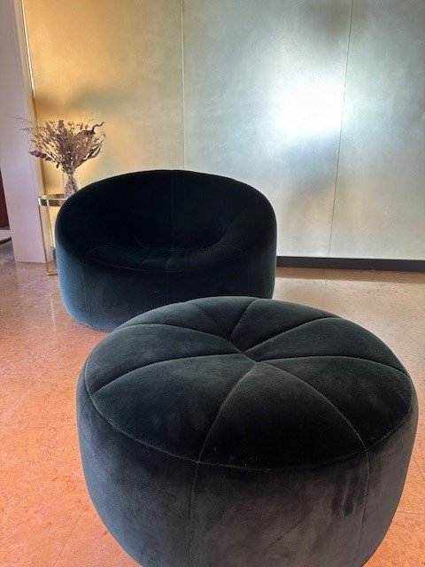 Poltrona e pouf Pumpkin di Pierre Paulin. Anno 2013, rivestiti da Ligne Roset nel 2021. Colore velluto verde abete. Condizioni p