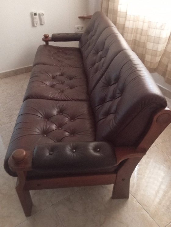 Mid-Century Brown Leather Living Room Suite | 3-Seater Sofa & 2 Armchairs – 3-5 seaters, Wood (photo 5 of 5)