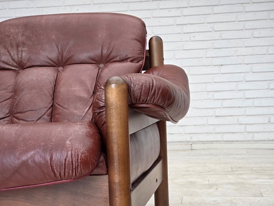 Image 1 of Schwedisches 2-Sitzer-Sofa aus den 1970er Jahren, braunes Leder mit Patina, dunkles Buchenholz.