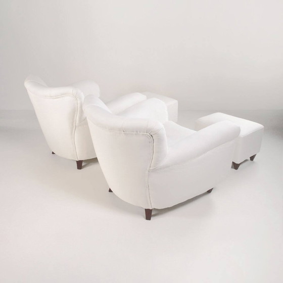 Image 1 of 2x Fauteuils Vintage et Paire de Poufs en Tissu Blanc