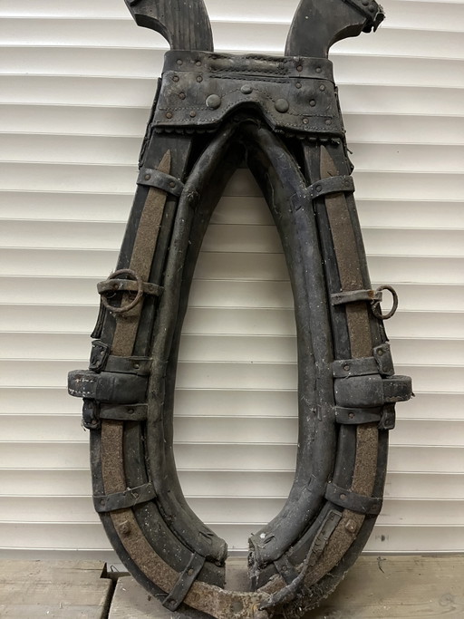 Auténtico arnés antiguo para caballos con tallado en madera - Estilo Art Déco. Arnés antiguo original para caballos. Época: