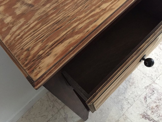 Image 1 of Nachtkastje met kompasvormige poten