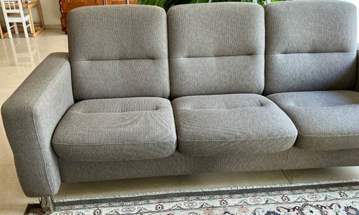 Stressless Dreisitzer-Sofa aus Stoff namens Wave.