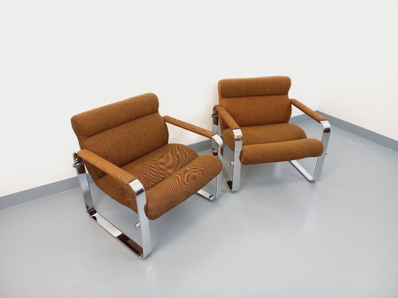Image 1 of Een paar vintage Eero Aarnio fauteuils voor Framac, uitgevoerd in stof en chroom, uit de jaren 60 en 70.