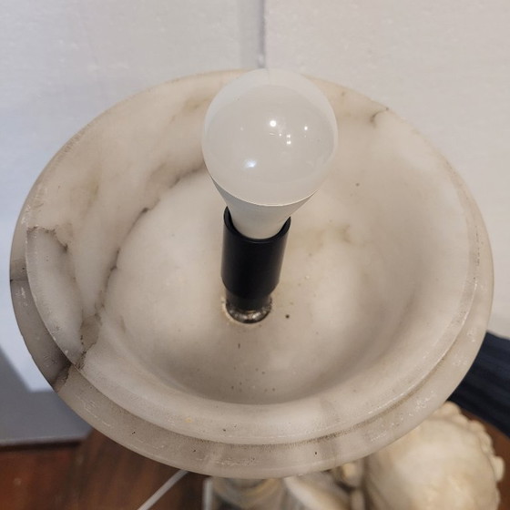 Image 1 of Scultura/lampada da tavolo “ragazza che legge”, alabastro, firmata, Art Nouveau, inizi del XX secolo – Italia