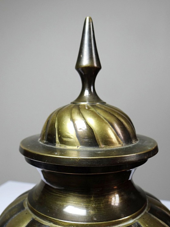 Image 1 of Olla artesanal india antigua con tapa de latón retorcido, de los años 60 a los 80.