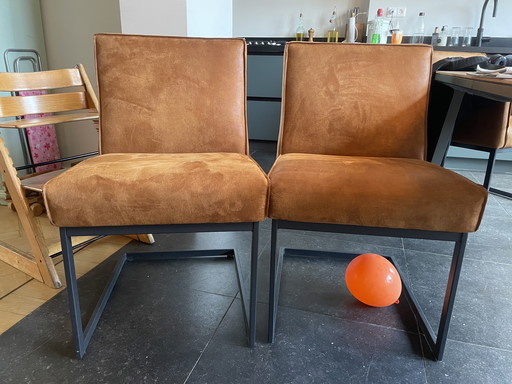 4 chaises de salle à manger et un canapé assorti