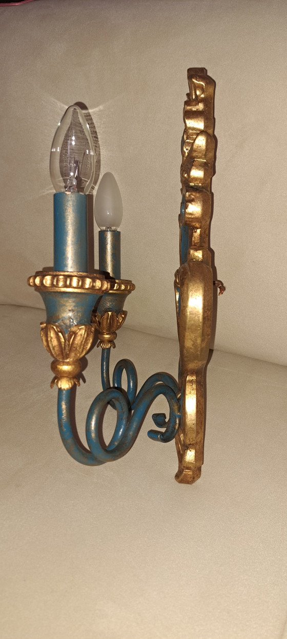 Image 1 of Set van twee vintage Italiaanse Florentijnse wandlampen, goud en turkooizen, van hout, 2 lichtpunten, Hollywood Regency-stijl.