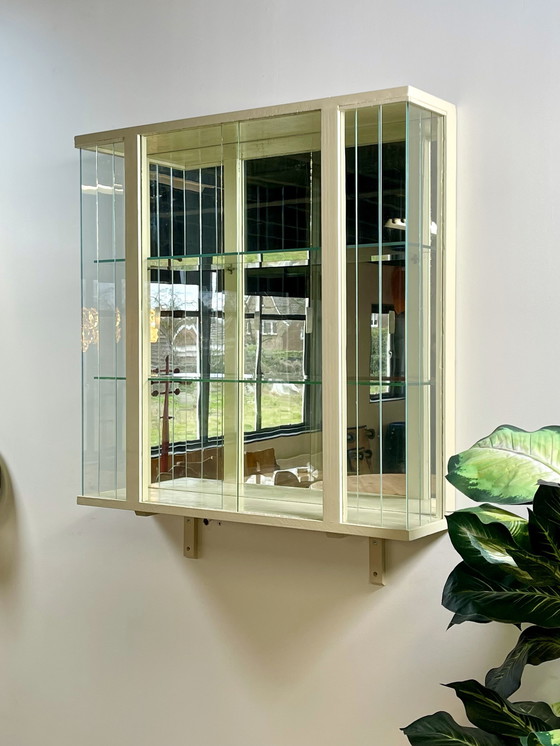 Image 1 of Witte Hangvitrine Met Glazen Latten