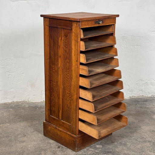 Eikenhouten Tambourvoorkast in de stijl van Károly Lingel, jaren 30