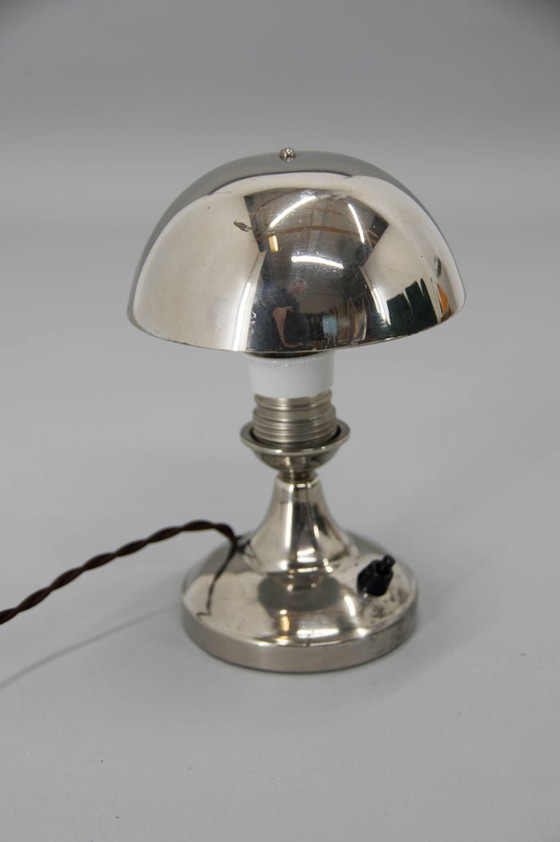 Image 1 of Lampada da tavolo piccola Art Déco degli anni '30, nichelata, con paralume a cupola regolabile.