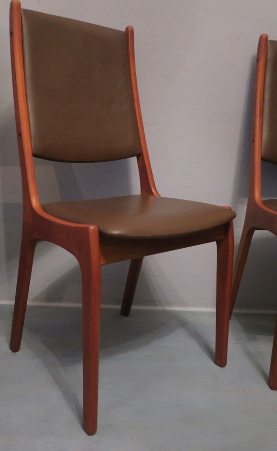 Image 1 of Coppia di sedie da pranzo Korup Stolefabrik in teak massello e pelle, Danimarca, anni '60
