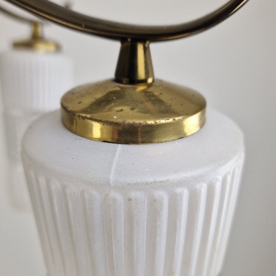 Image 1 of Lampadario italiano di metà secolo in ottone con paralumi in vetro stile Murano, anni '60