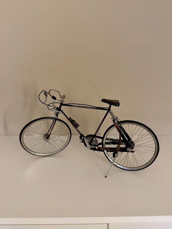 Metalen vintage fietsdecoratie – miniatuur racefiets met werkend trapmechanisme – 40 cm – Decoratieve objecten (photo 3 of 6)