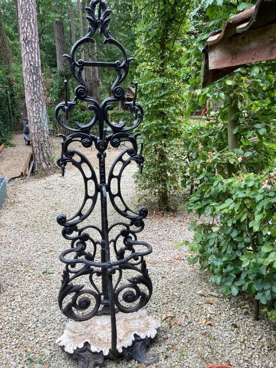 Antico appendiabiti in ferro battuto con ganci, rosette e vassoio separato, XIX secolo. – Iron (photo 5 of 7)