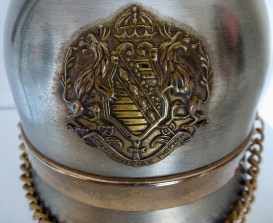 Dispensador de cigarrillos antiguo con forma de casco y caja de música. – Objetos decorativos, Metal, Brass (photo 5 of 8)