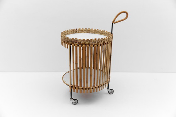 Image 1 of Set van 2 Mid-Century Modern ronde serveerwagens van bamboe, jaren 60,