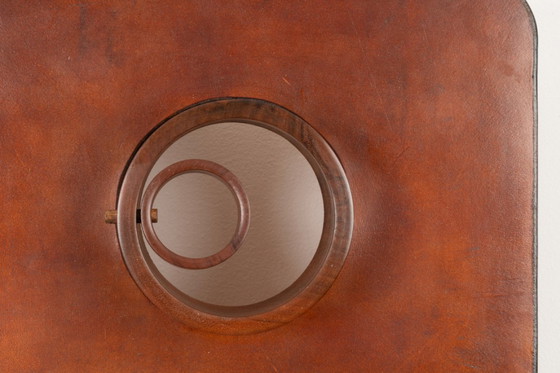 Image 1 of Krukjes en wandlamp van kersenhout en leer. Jaren 70.