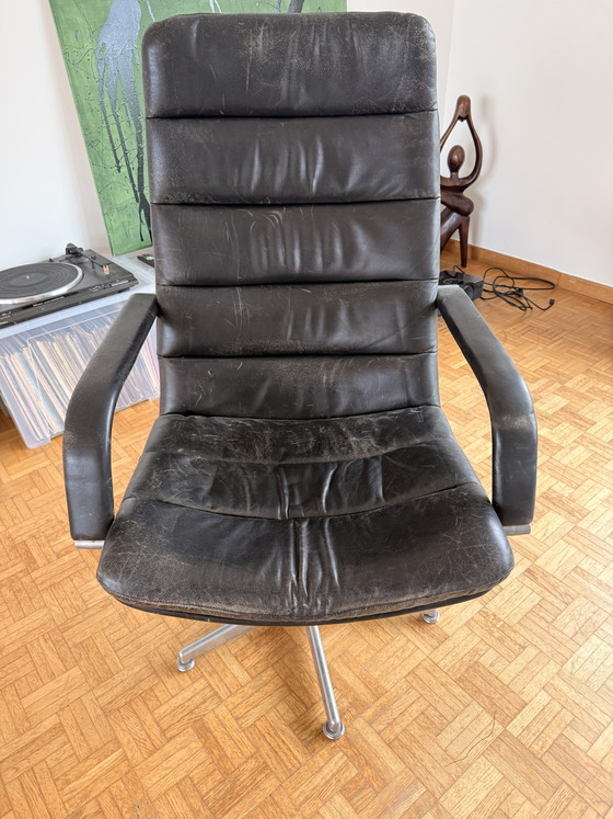 Image 1 of Vintage bureaustoel met hoge rugleuning van Artifort – zwart leer (voormalig stadhuis van Antwerpen)