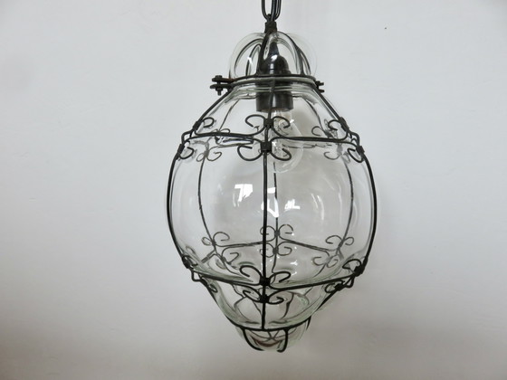 Image 1 of Lampada a sospensione in vetro soffiato a mano a forma di lanterna veneziana in una gabbia di metallo