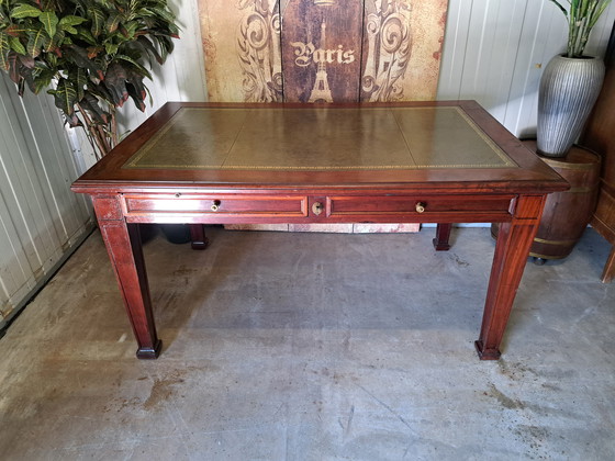 Image 1 of Escritorio antiguo con incrustaciones de cuero. Dimensiones: 150 x 95 cm y 80 cm de alto.