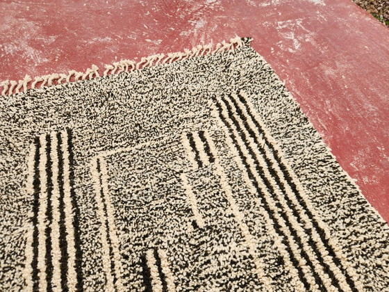 Image 1 of Graphic Beni Ouarain Rug 236x152 cm – Handmade Moroccan Wool Carpet – Black & Ivory Berber Design