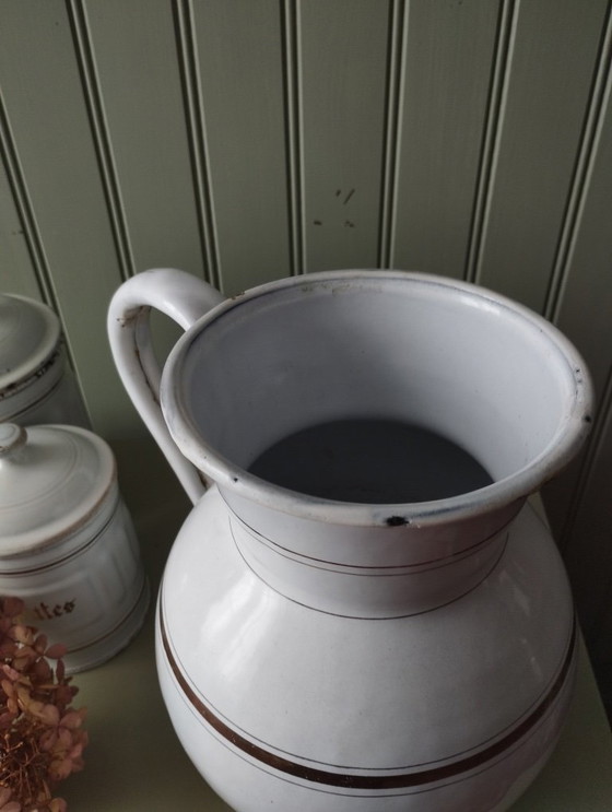 Image 1 of Großer, bauchiger Krug aus weiß emailliertem Metall mit Goldrand