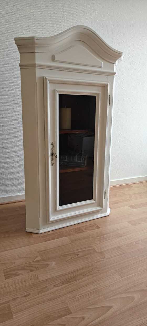 Image 1 of Mueble esquinero blanco restaurado con detalles en marrón oscuro.
