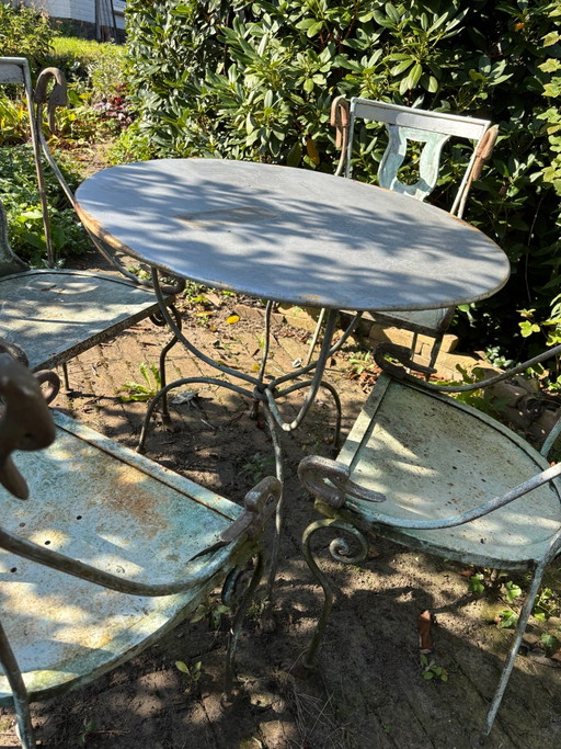 Sehr stimmungsvolles Gartenmöbel-Set aus einem Schloss
