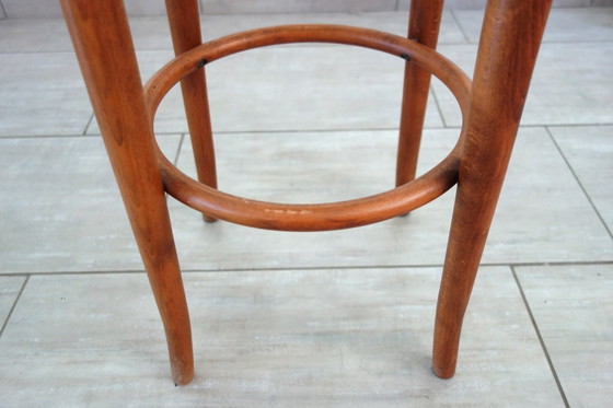 Image 1 of Hoge gebogen houten kruk met vintage rieten zitting