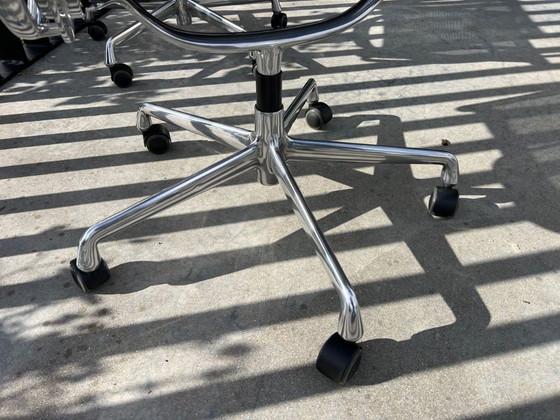 2x Vitra Eames Netweave Stoelen EA108 Met Wielen – Vergaderstoel, Metal (photo 5 of 11)