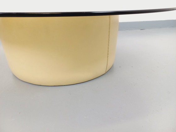 Image 1 of Vintage ronde salontafel van glas, leer en metaal, in Space Age-stijl uit de jaren 70.