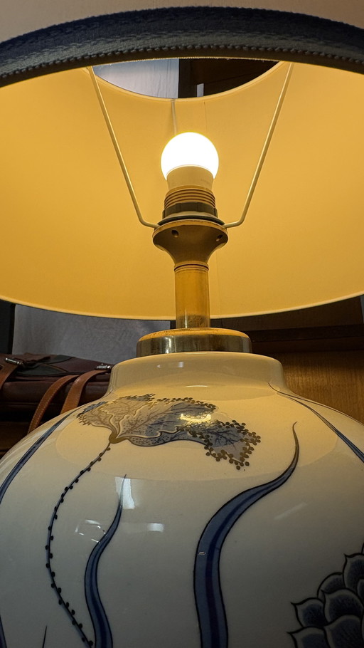Lampe vintage en céramique avec décor de lotus, Italie vers les années 1980