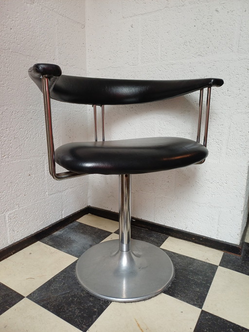 Fauteuil pivotant vintage Börje Johanson avec revêtement en similicuir noir et piètement chromé en forme de trompette