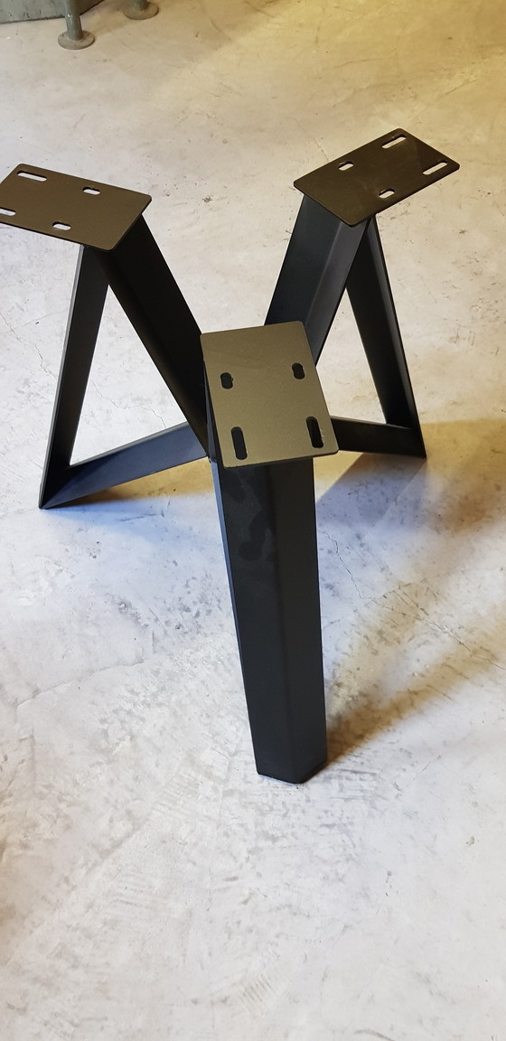 Image 1 of Tavolo rotondo in cemento Table Du Sud Dimensioni: 130x4, Colore: Grigio chiaro, Altezza: 76, Base: Cortina 9005