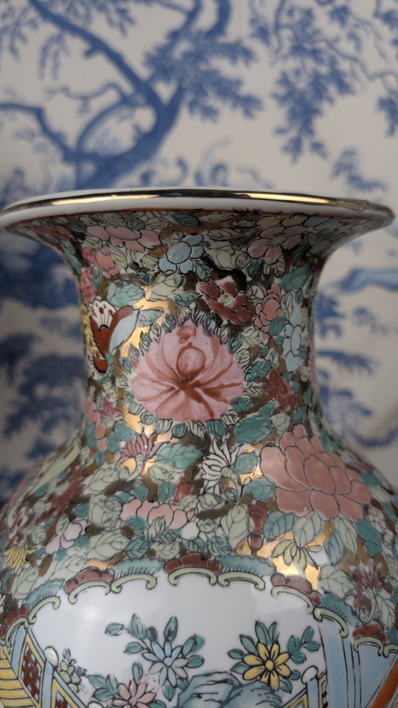 Image 1 of Vaso in porcellana cinese di Canton con decorazione a palazzo e floreale firmato Nian Qian Zhilong metà del XX secolo