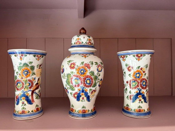 Set da mobile a tre pezzi in policromia di Delft dipinto a mano, condizioni eccellenti – Vasi, Ceramic (photo 11 of 13)