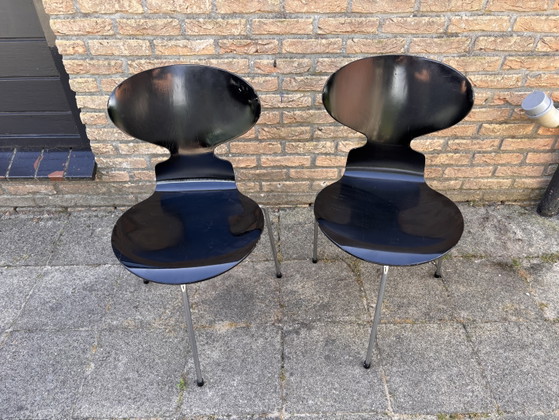 Image 1 of Set of 2 original and rare 3-legged chairs by Fritz Hansen