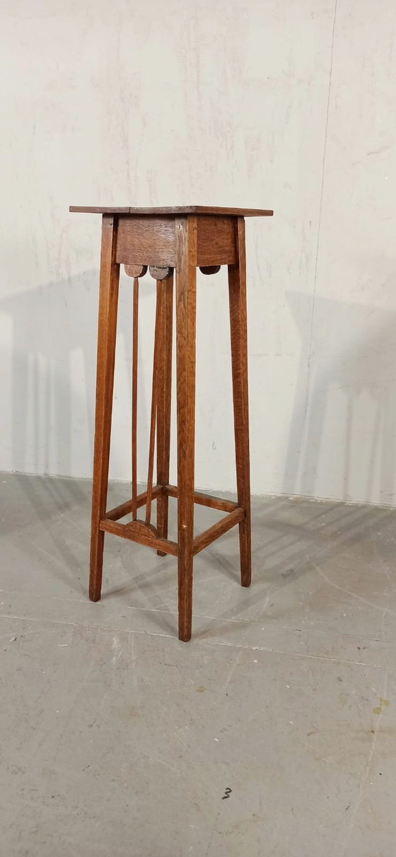 Image 1 of Vintage Arts and Crafts houten plantenstandaard