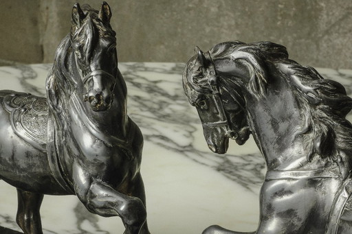c. 1940 - Paire de chevaux en laiton argenté sur marbre noir - France