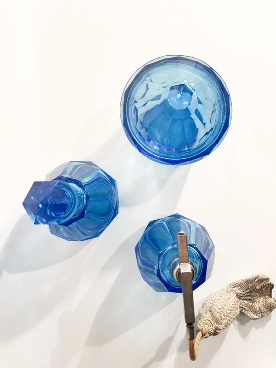 Ensemble de toilette en verre bleu clair des années 1950 – Objets déco, Glass (photo 4 of 9)