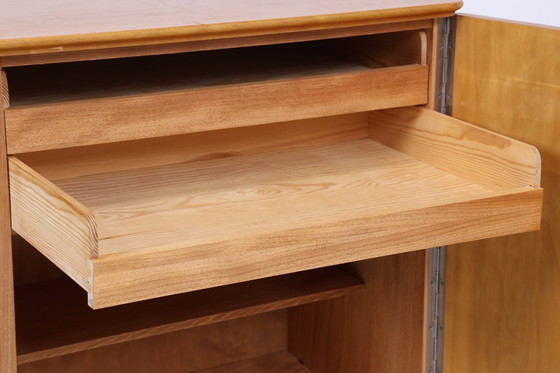 Image 1 of Armoire à linge vintage en bois | Mid Century armoire des années 50 avec sculptures | 60's rétro armoire à casiers #05-60