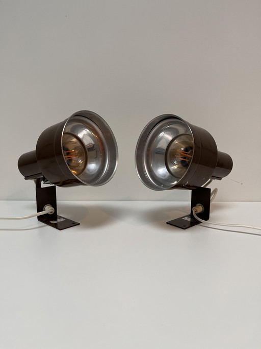 Juego de dos lámparas de pared vintage de metal marrón, modelo 401 de Kosta Lampan (Suecia).