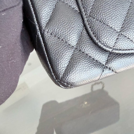 Image 1 of Borsa Chanel Classic Flap Mini - Caviar 20 cm trapuntata nera con finiture dorate Serie 23