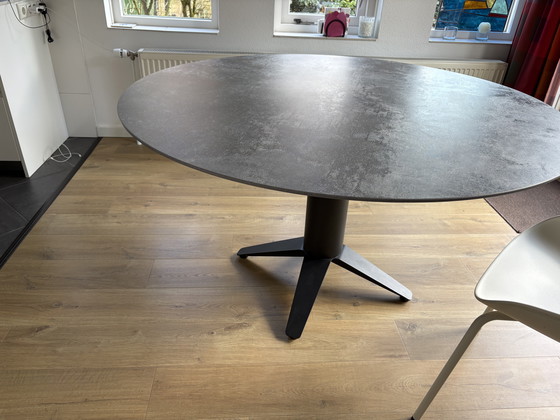 Image 1 of Carve Bert Plantagie dining table round 140 cm